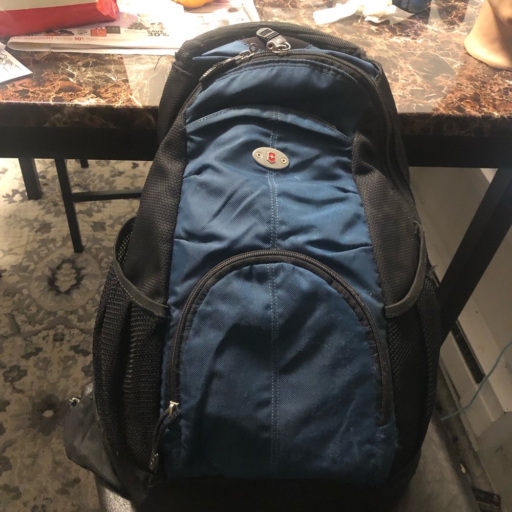 Victorinox Swiss Army Men's Black Blue Nylon SINGLE Strap 5-Pocket Daypack